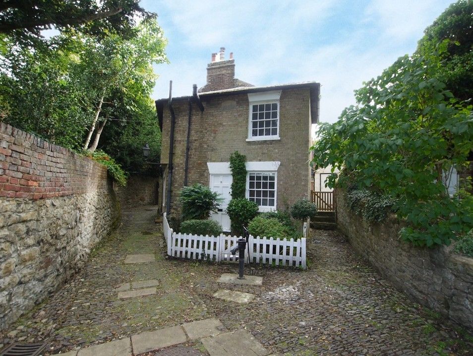 1 bedroom end terraced house To Let in Sevenoaks - Photograph 1