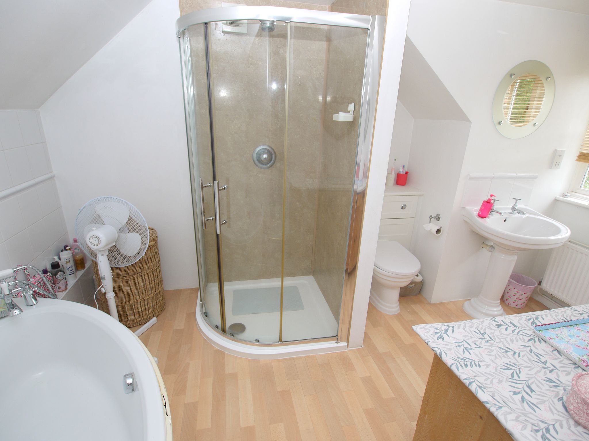 5 bedroom detached house For Sale in Sevenoaks - Photograph 3
