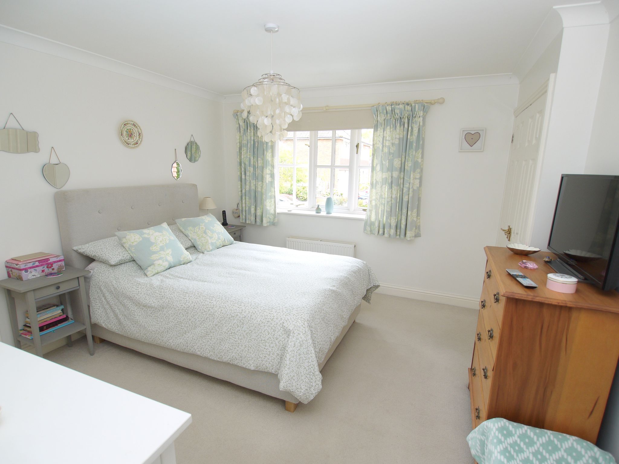 5 bedroom detached house For Sale in Sevenoaks - Photograph 2