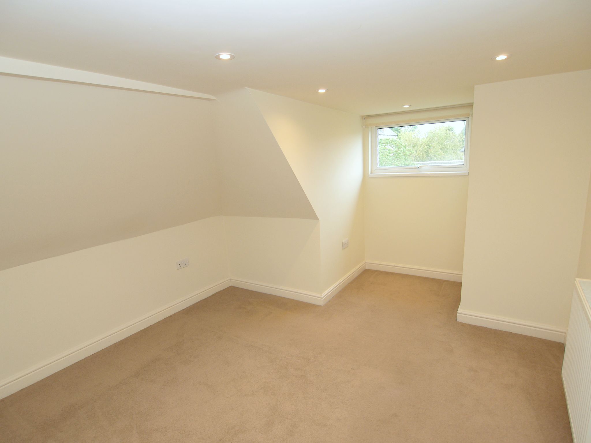 2 bedroom apartment To Let in Sevenoaks - Photograph 2