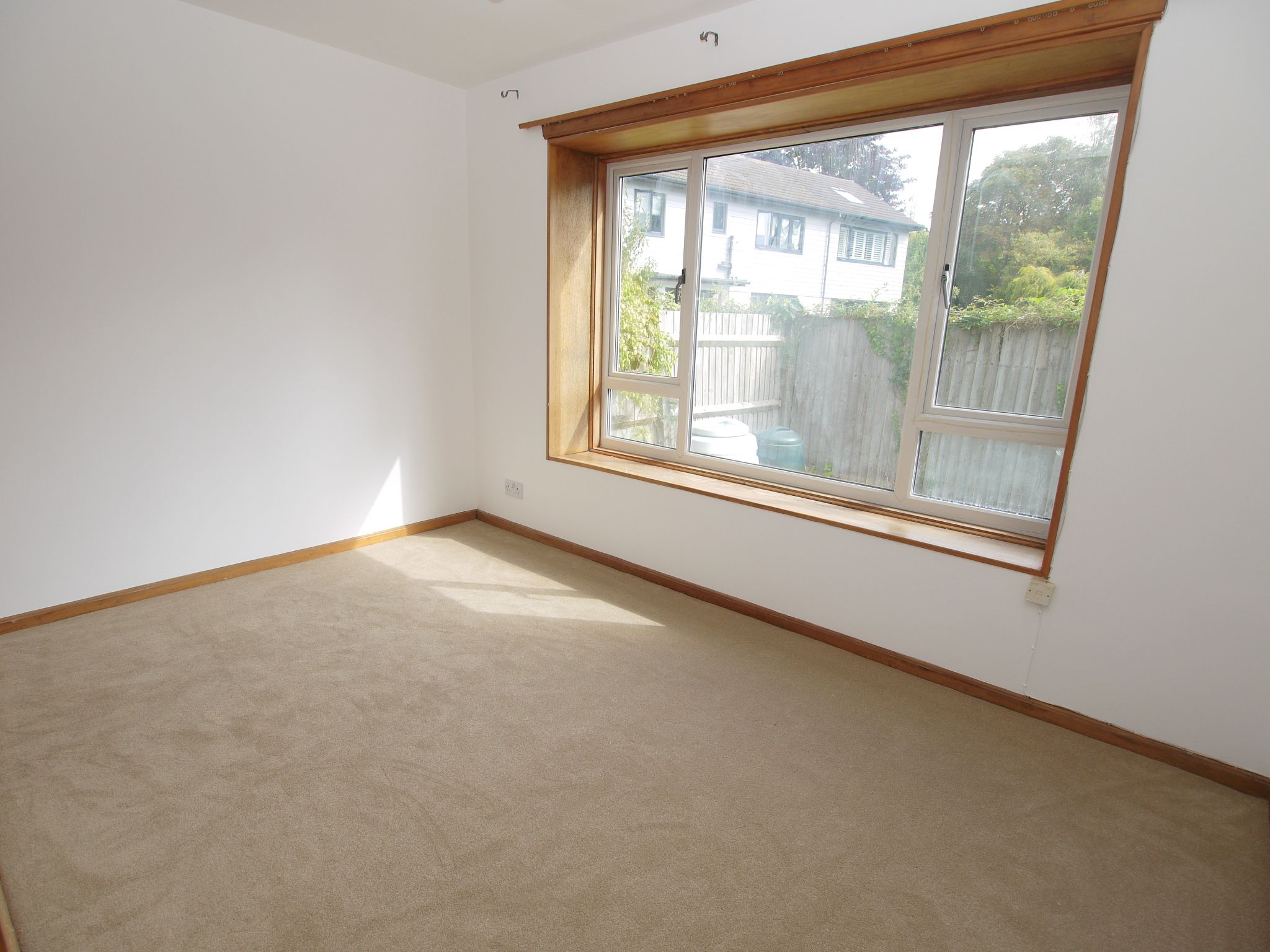2 bedroom detached bungalow To Let in Sevenoaks - Photograph 2