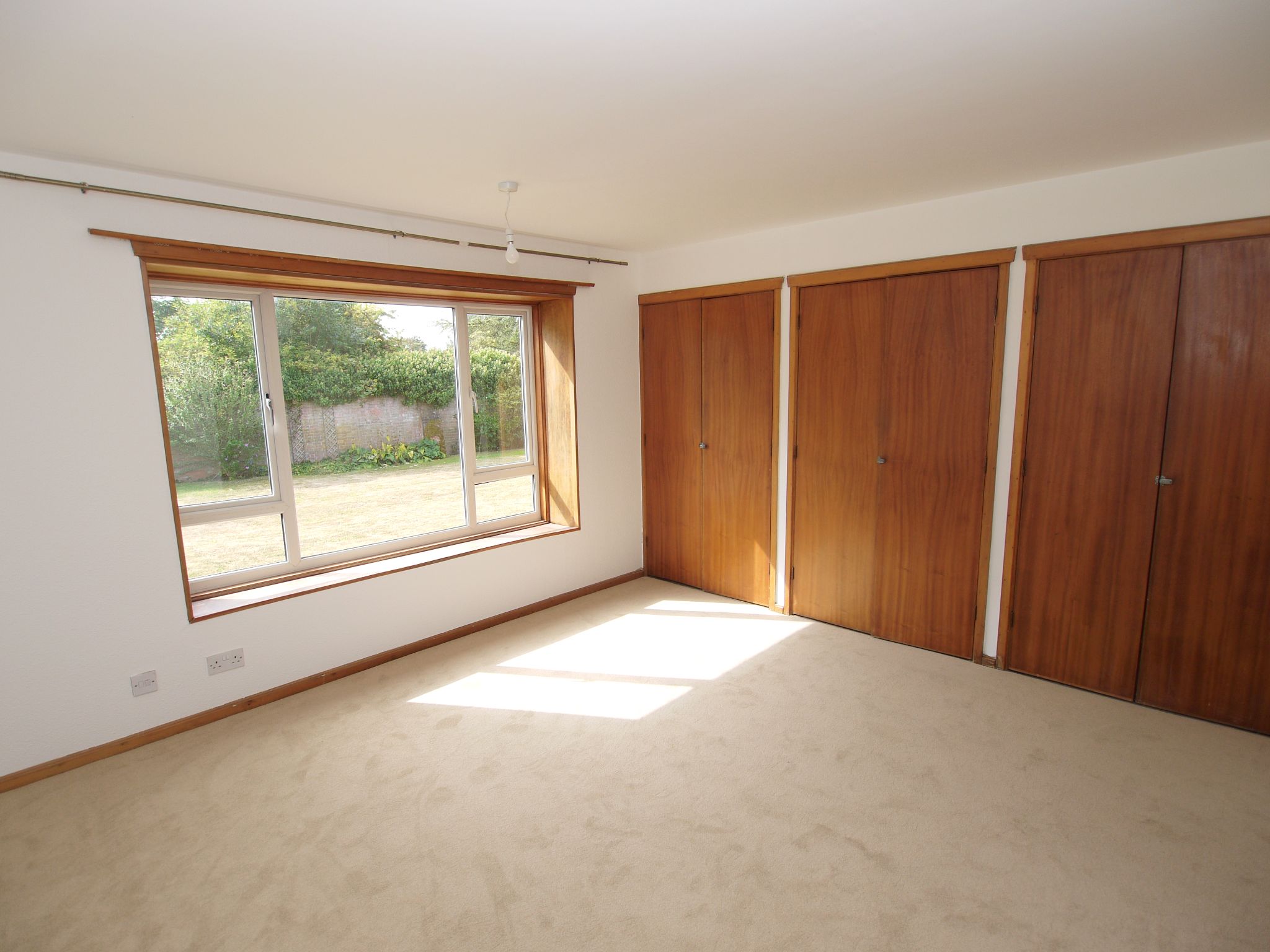 2 bedroom detached bungalow To Let in Sevenoaks - Photograph 3