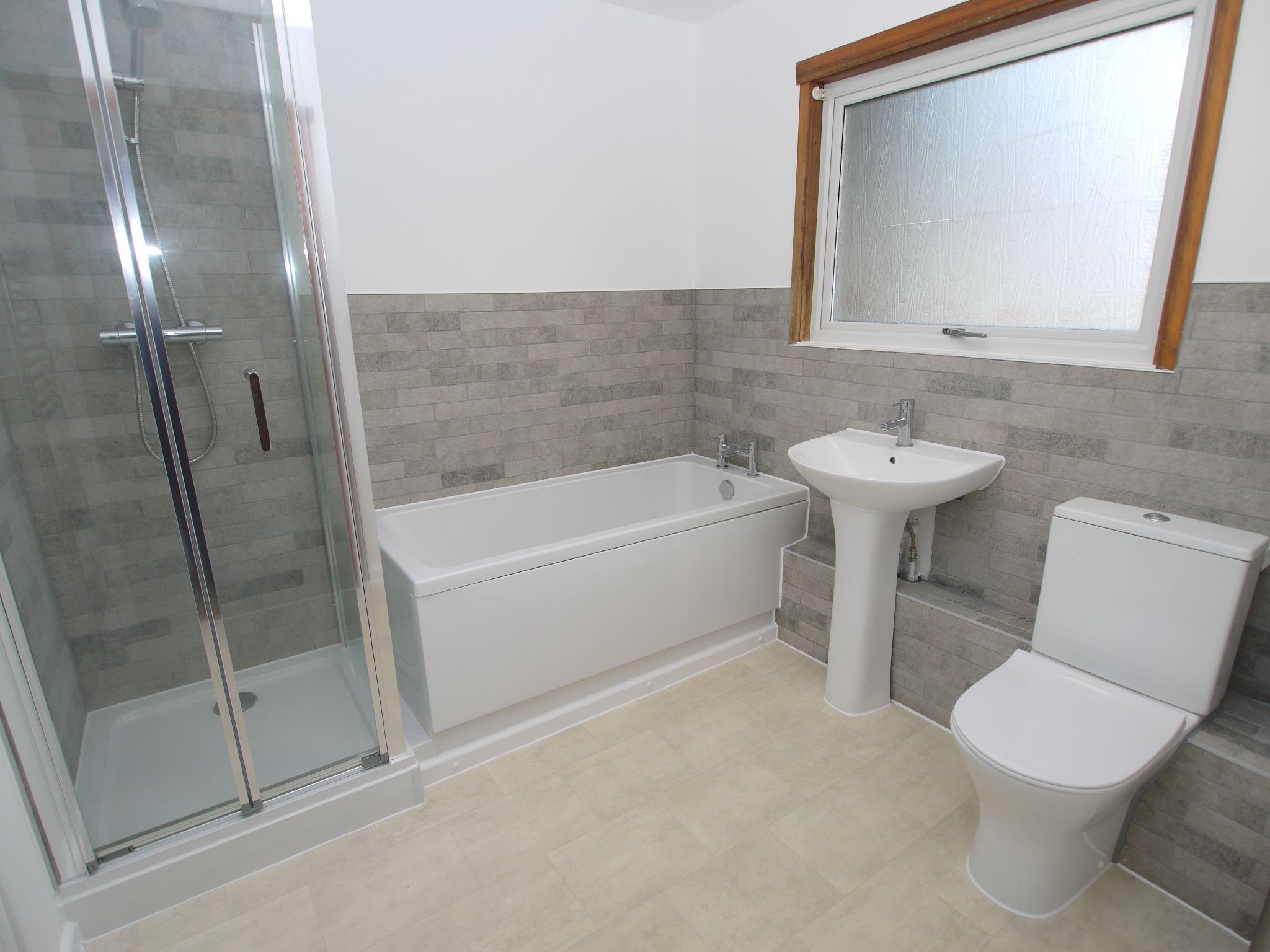 2 bedroom detached bungalow To Let in Sevenoaks - Photograph 1