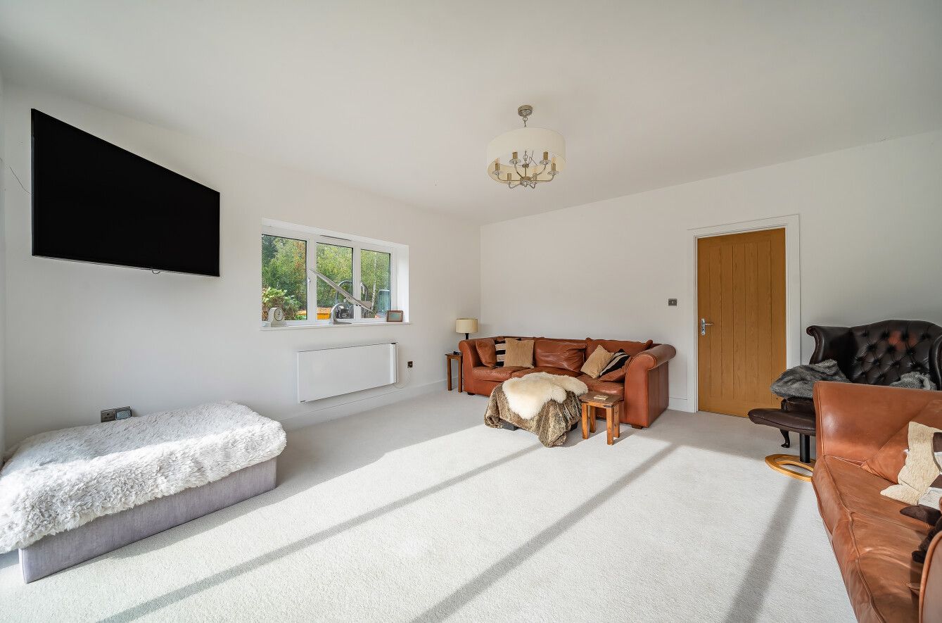 6 bedroom detached house For Sale in Otford Hills - Photograph 6