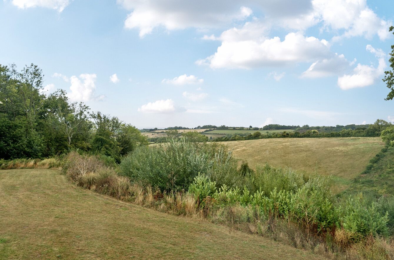 6 bedroom detached house For Sale in Otford Hills - Photograph 3