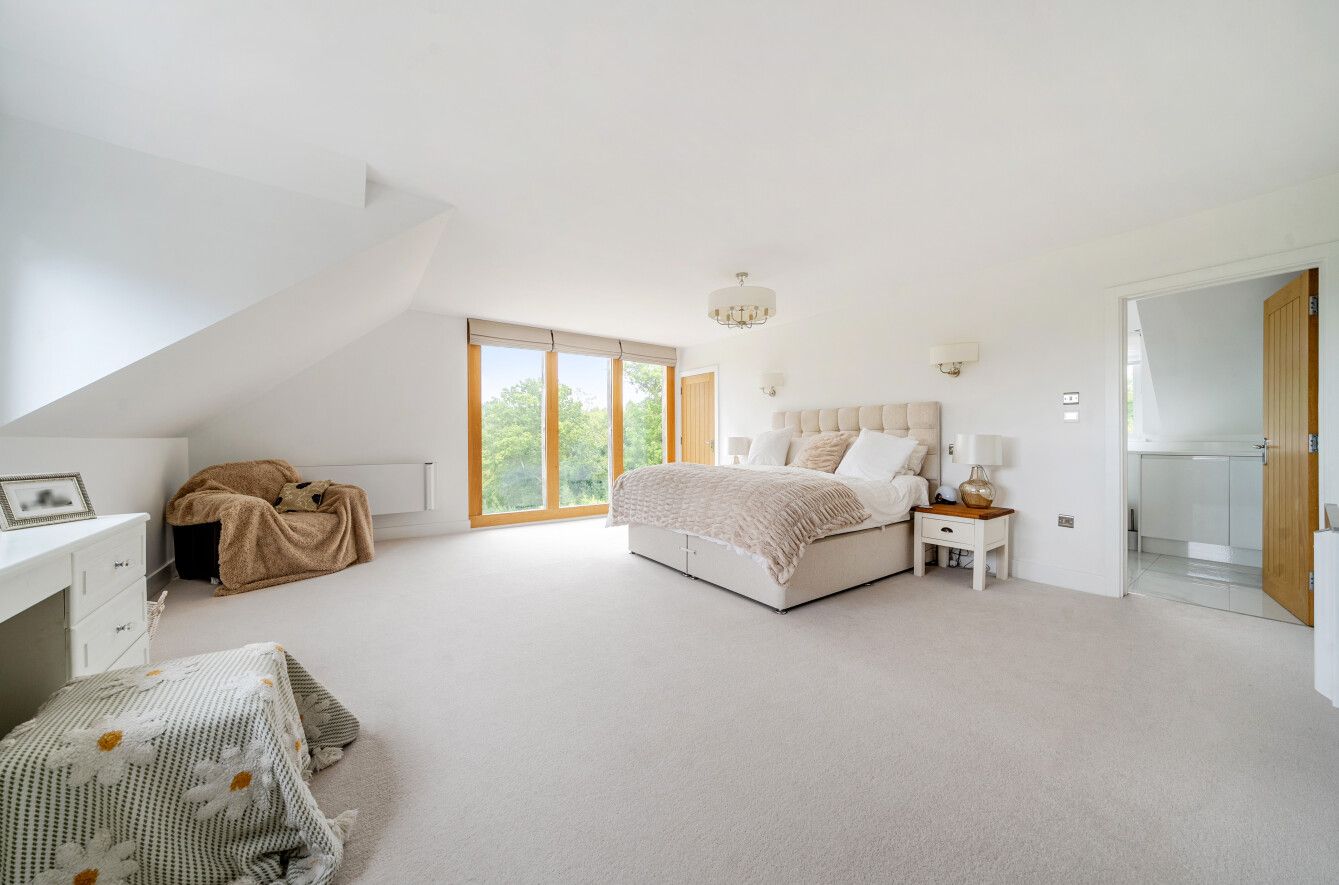 6 bedroom detached house For Sale in Otford Hills - Photograph 8