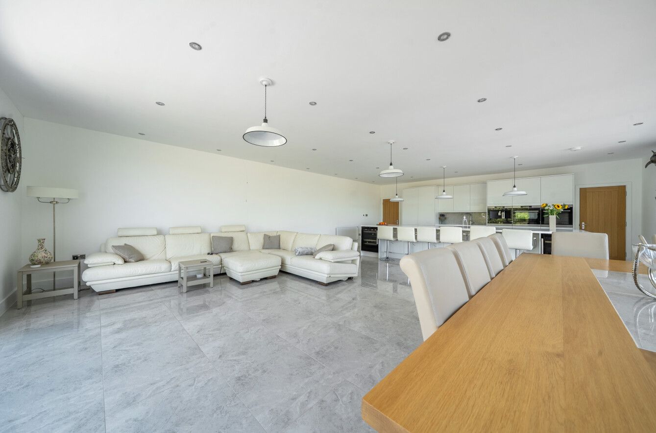 6 bedroom detached house For Sale in Otford Hills - Photograph 4