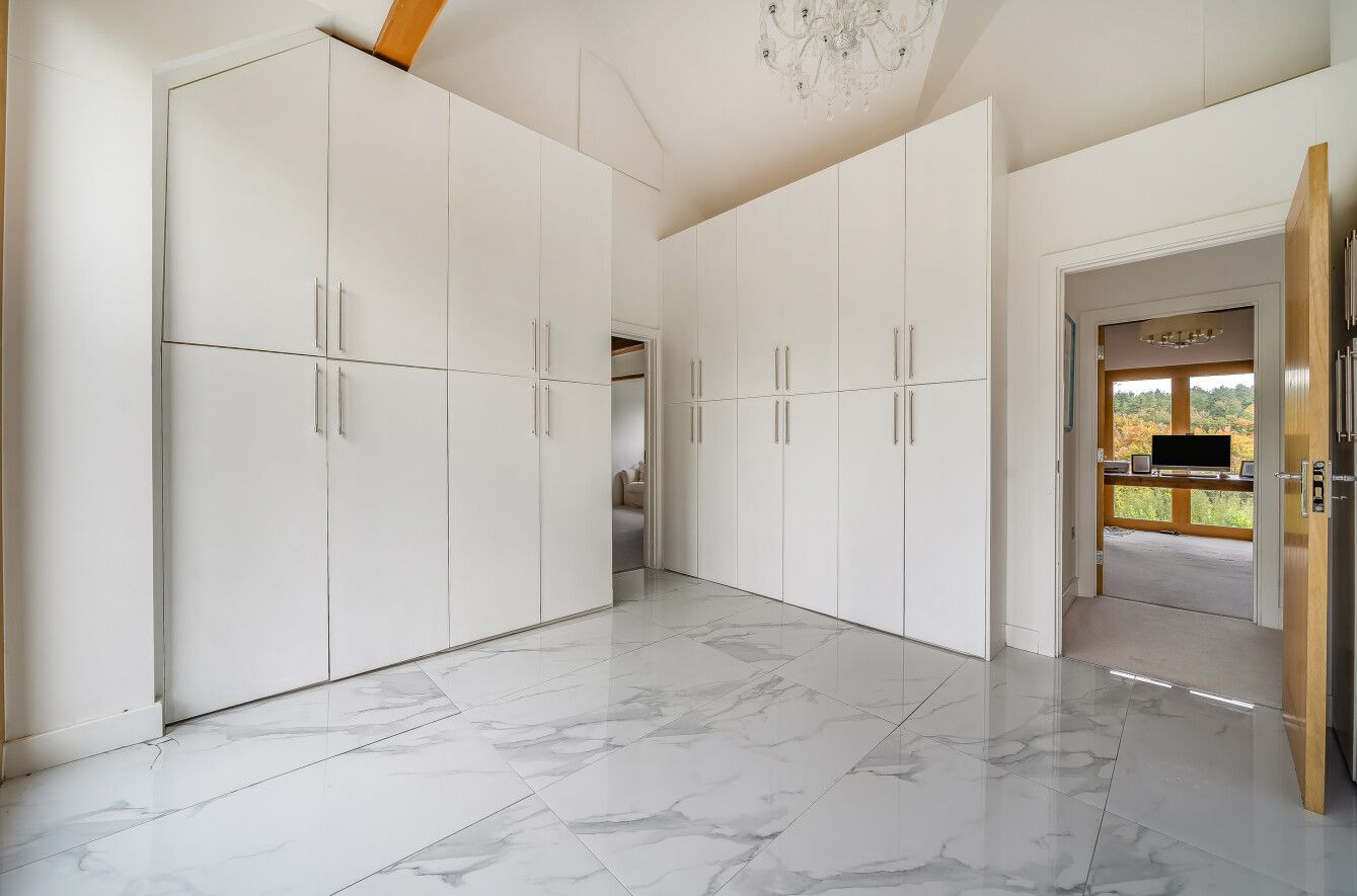 6 bedroom detached house For Sale in Otford Hills - Photograph 8