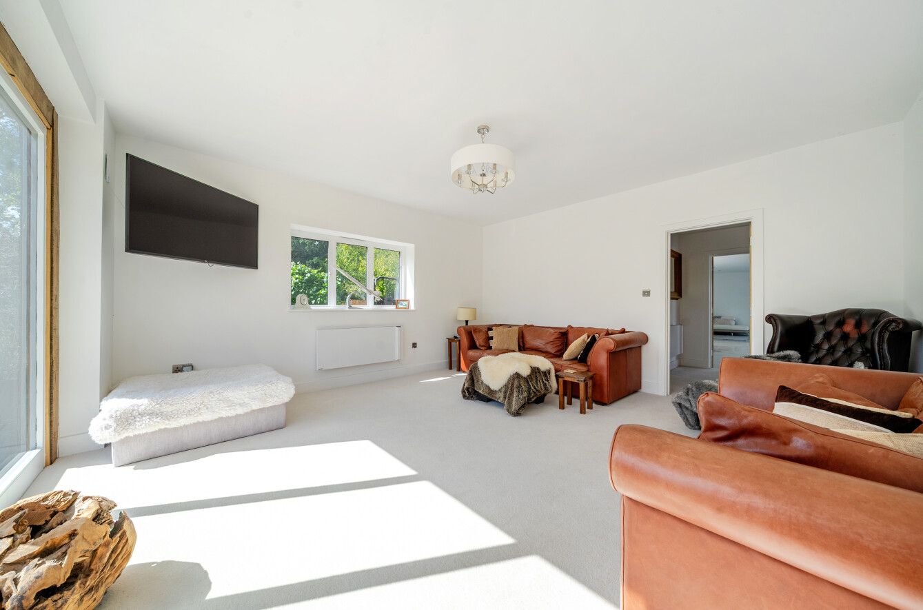 6 bedroom detached house For Sale in Otford Hills - Photograph 12