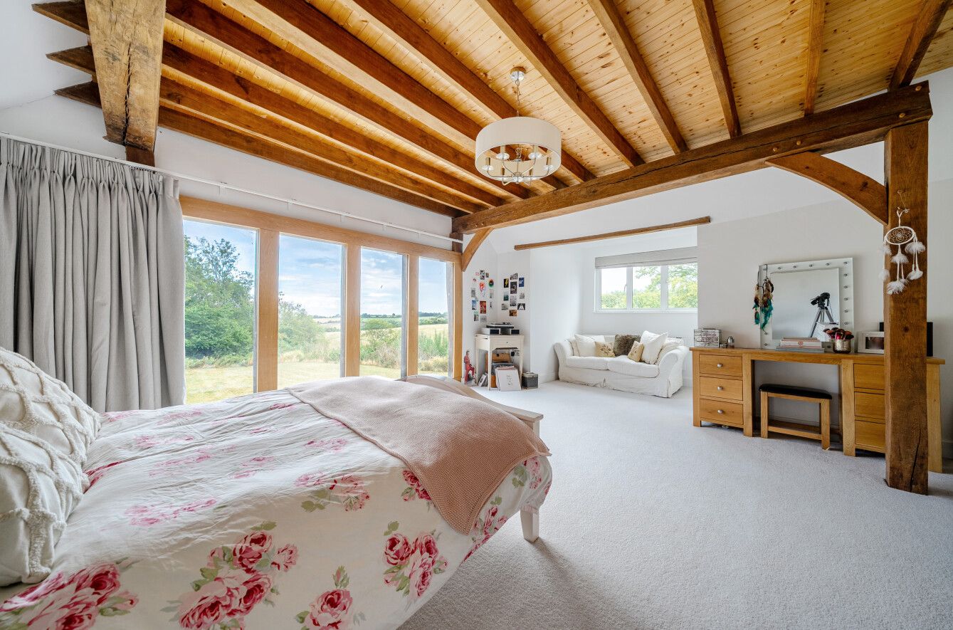 6 bedroom detached house For Sale in Otford Hills - Photograph 5