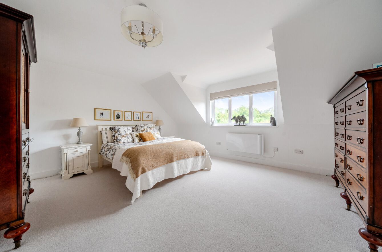 6 bedroom detached house For Sale in Otford Hills - Photograph 9