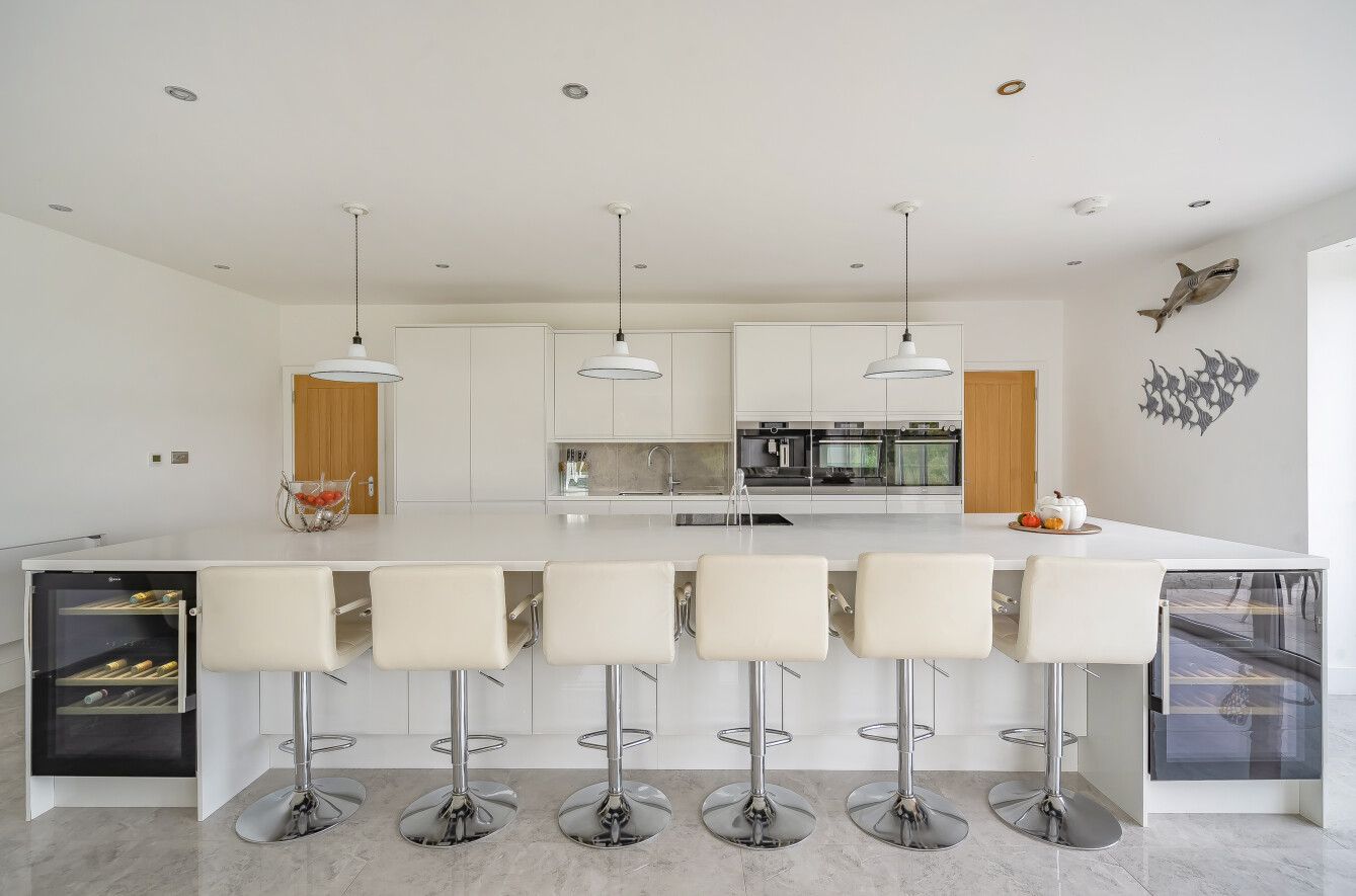 6 bedroom detached house For Sale in Otford Hills - Photograph 4