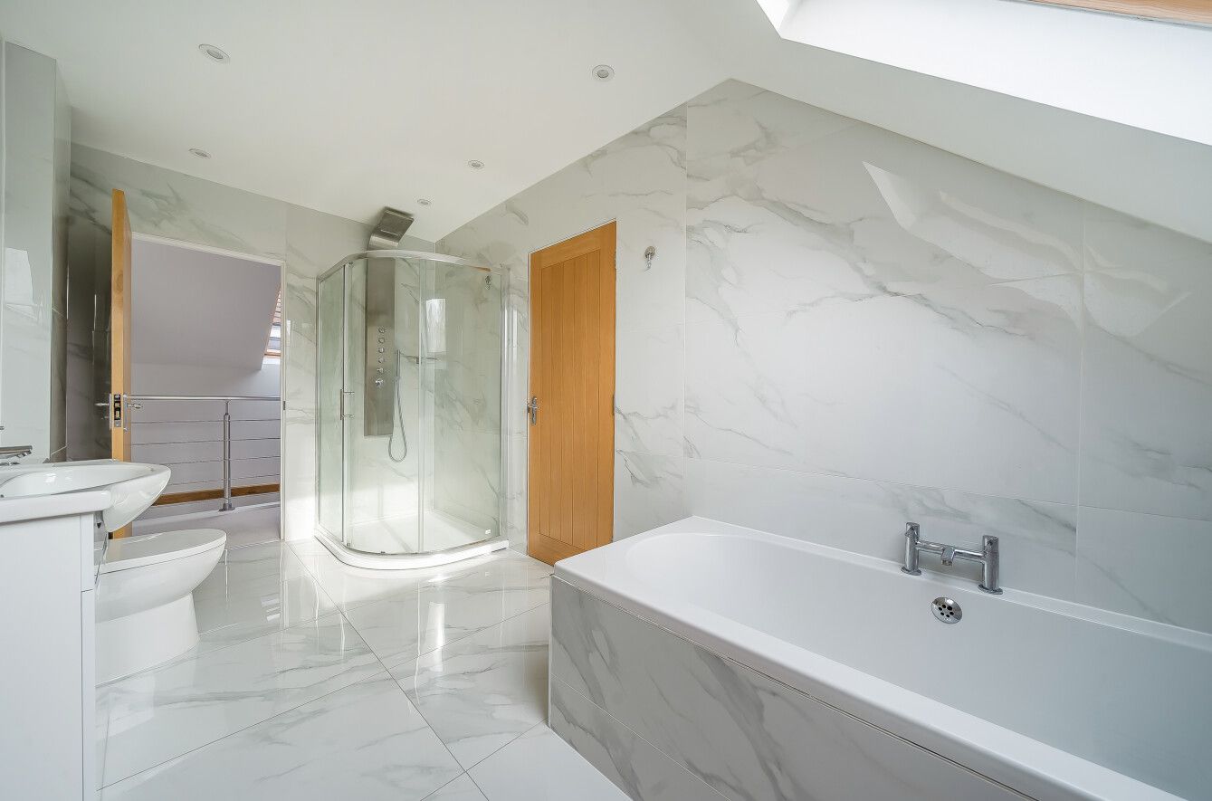 6 bedroom detached house For Sale in Otford Hills - Photograph 9