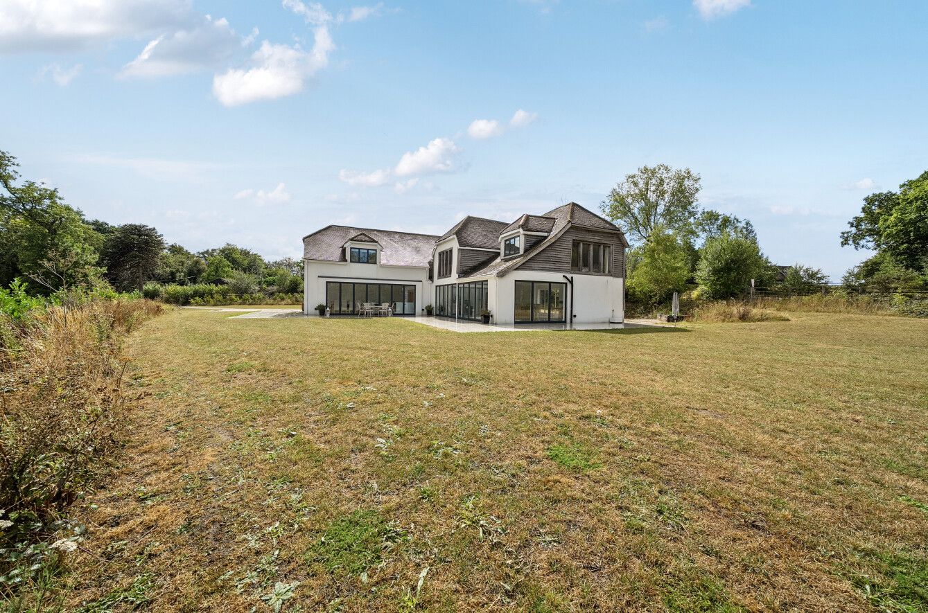 6 bedroom detached house For Sale in Otford Hills - Photograph 7