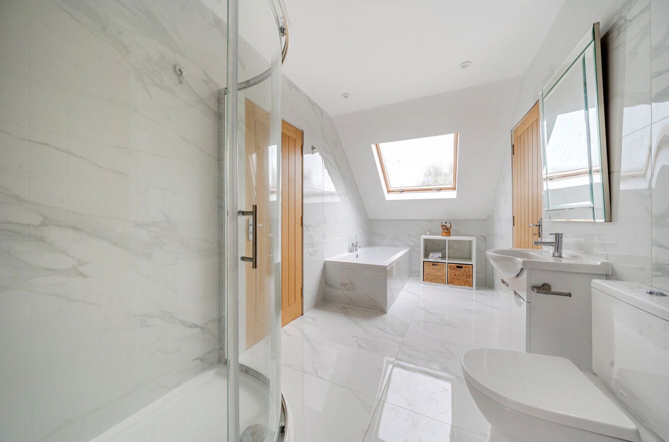 6 bedroom detached house For Sale in Otford Hills - Photograph 6