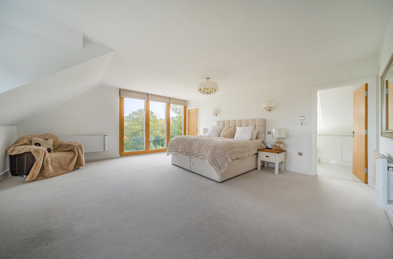 6 bedroom detached house For Sale in Otford Hills - Photograph 7