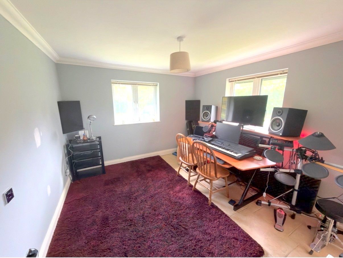 2 bedroom detached bungalow For Sale in Otford Hills - Photograph 5