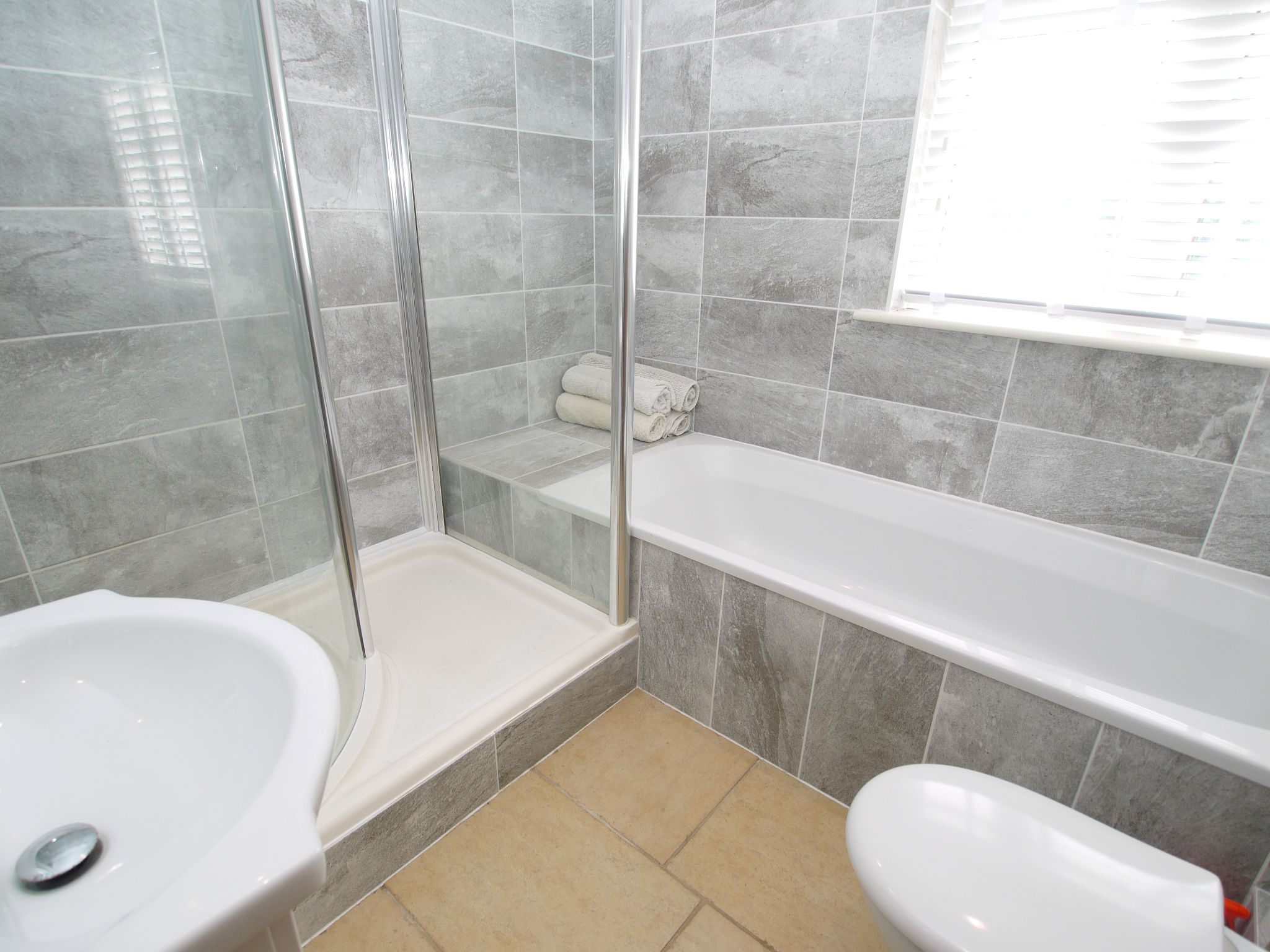 2 bedroom detached bungalow For Sale in Otford Hills - Photograph 6