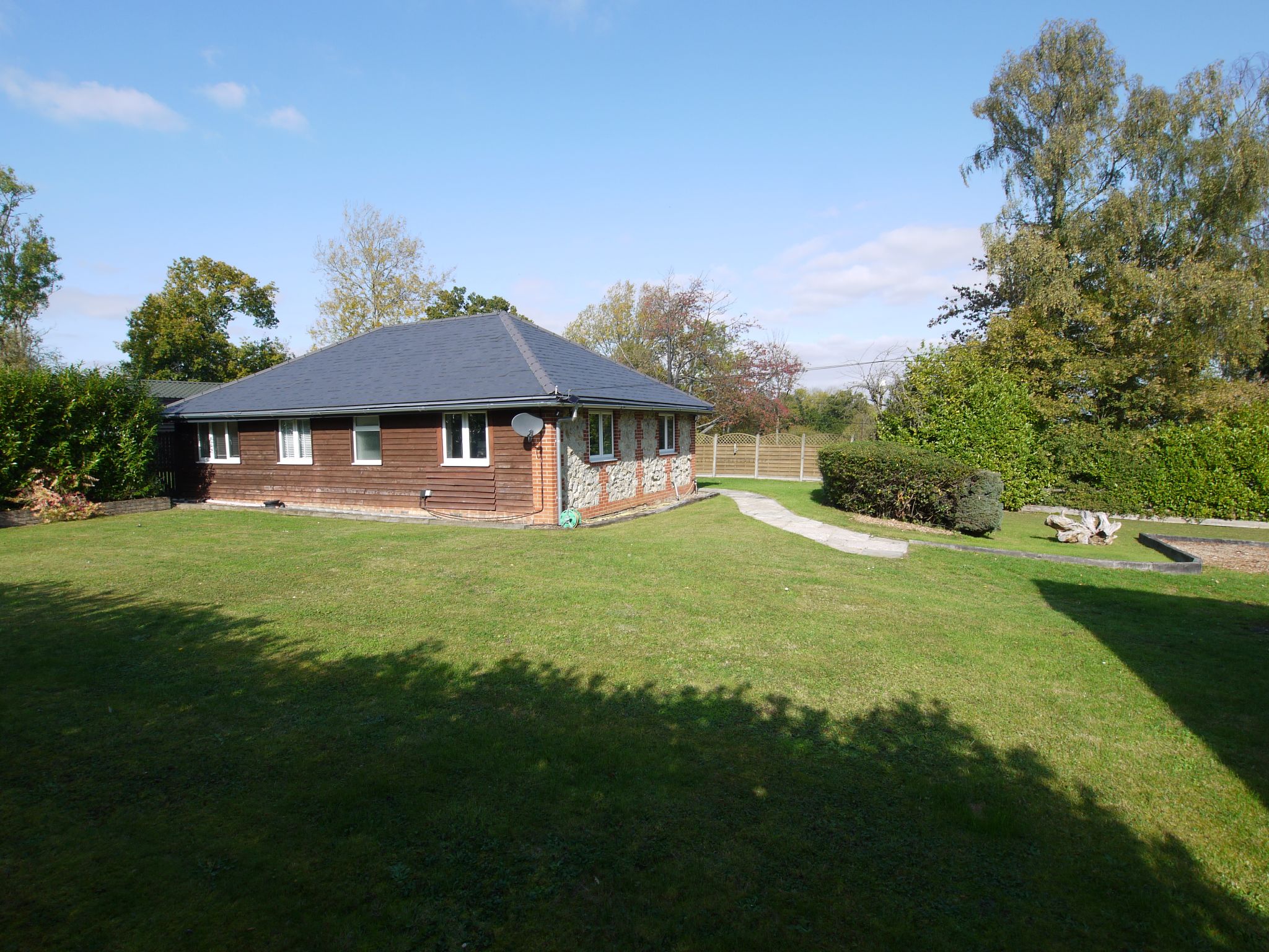 2 bedroom detached bungalow For Sale in Otford Hills - Photograph 9