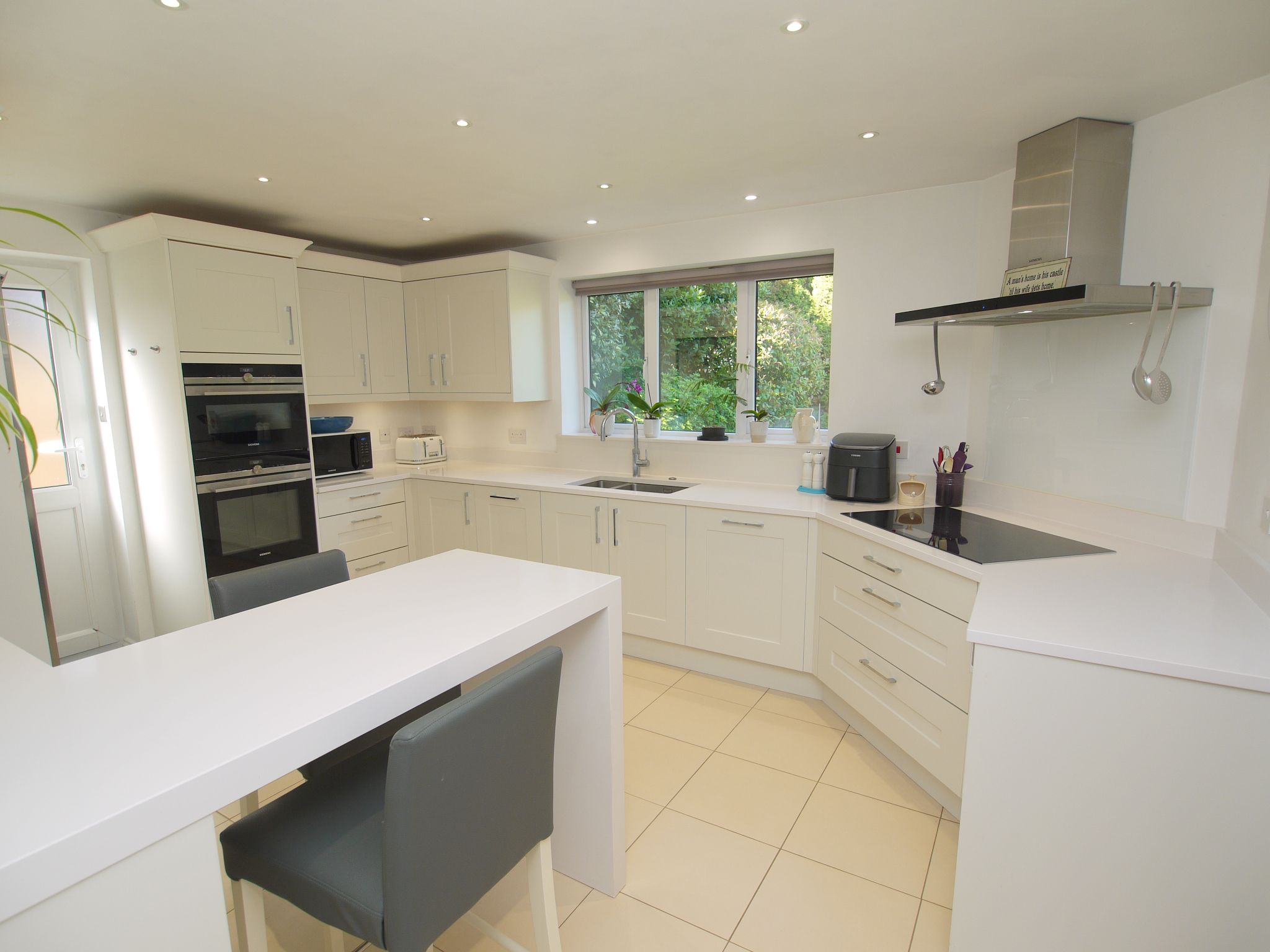 4 bedroom detached house For Sale in Dunton Green - Property photograph