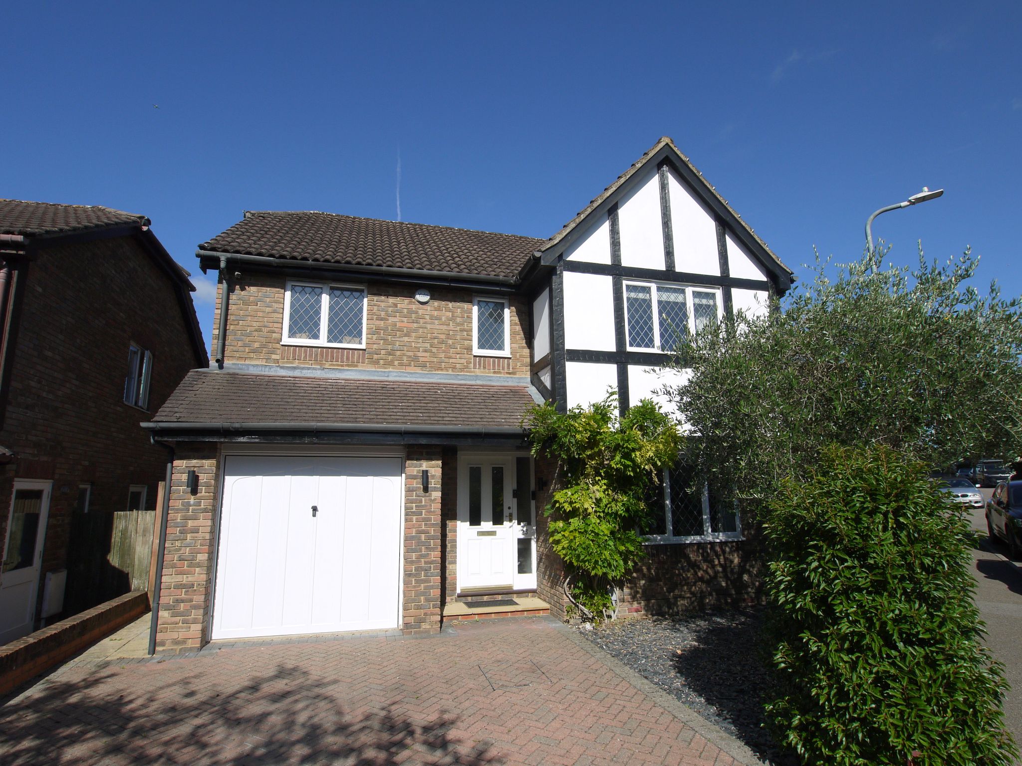 4 bedroom detached house For Sale in Dunton Green - Property photograph