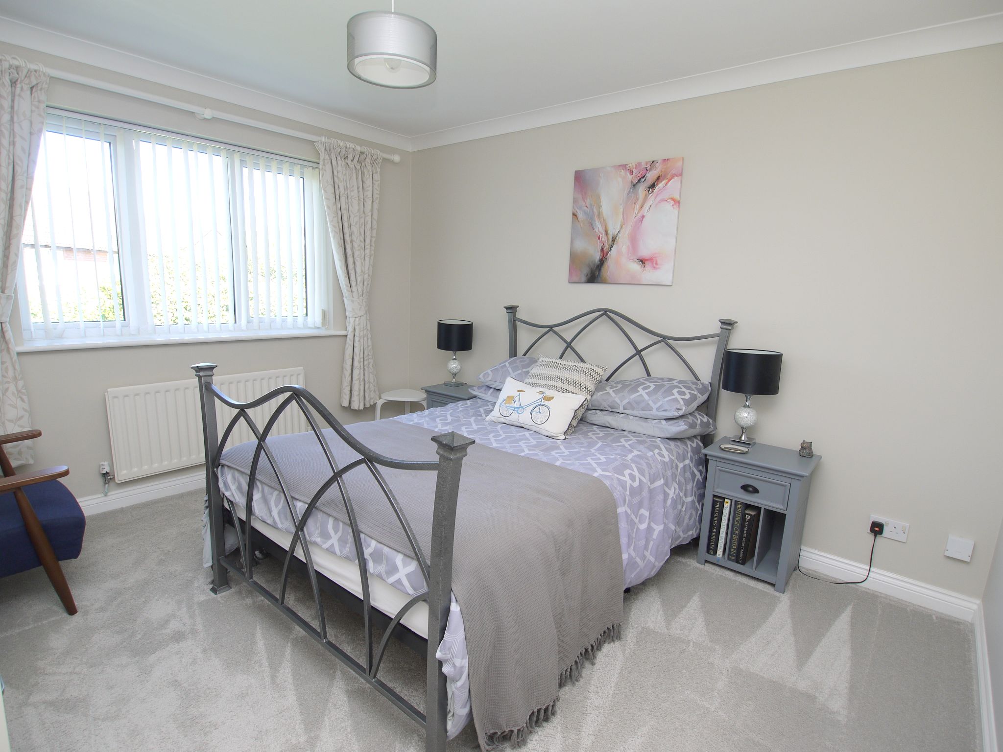 4 bedroom detached house For Sale in Dunton Green - Photograph 7