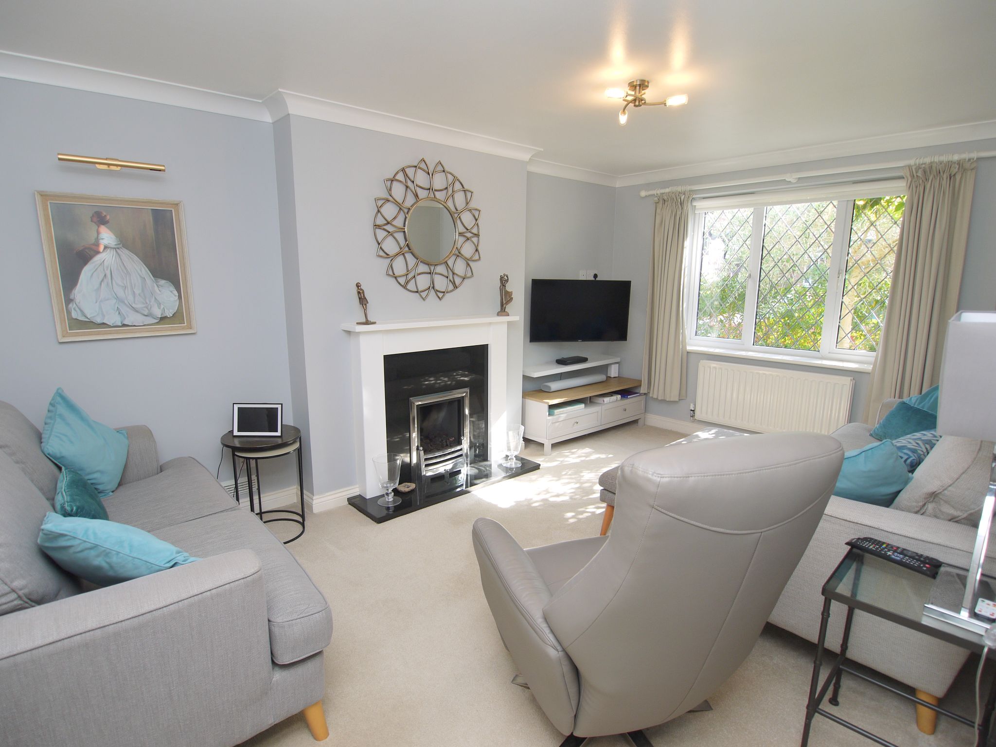 4 bedroom detached house For Sale in Dunton Green - Property photograph