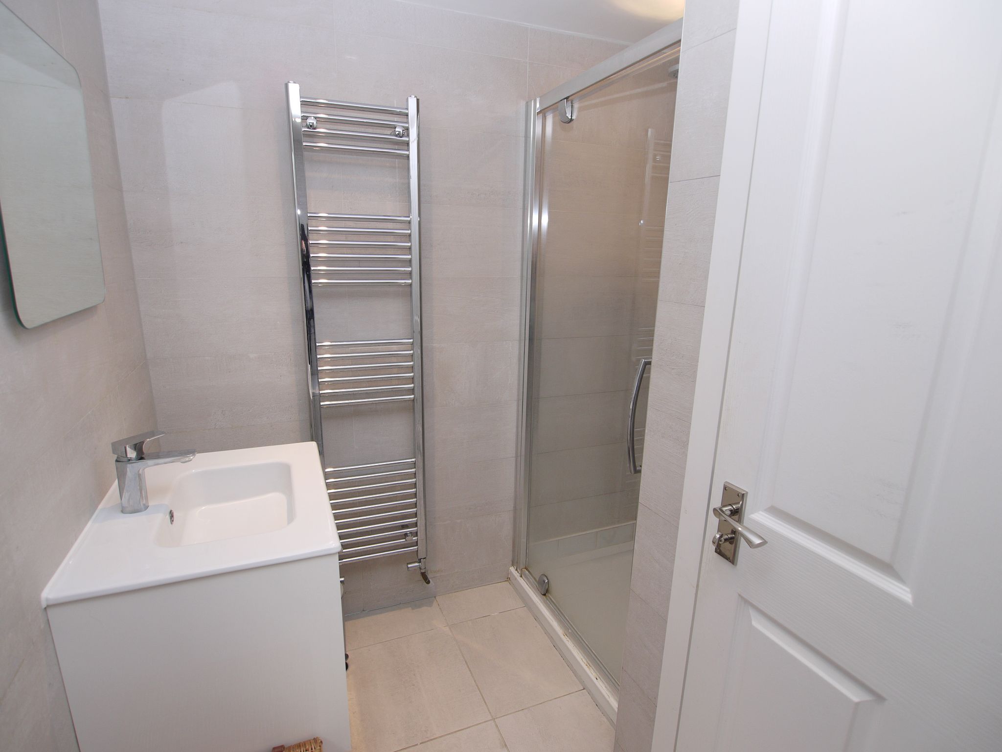 2 bedroom apartment For Sale in Sevenoaks - Photograph 8