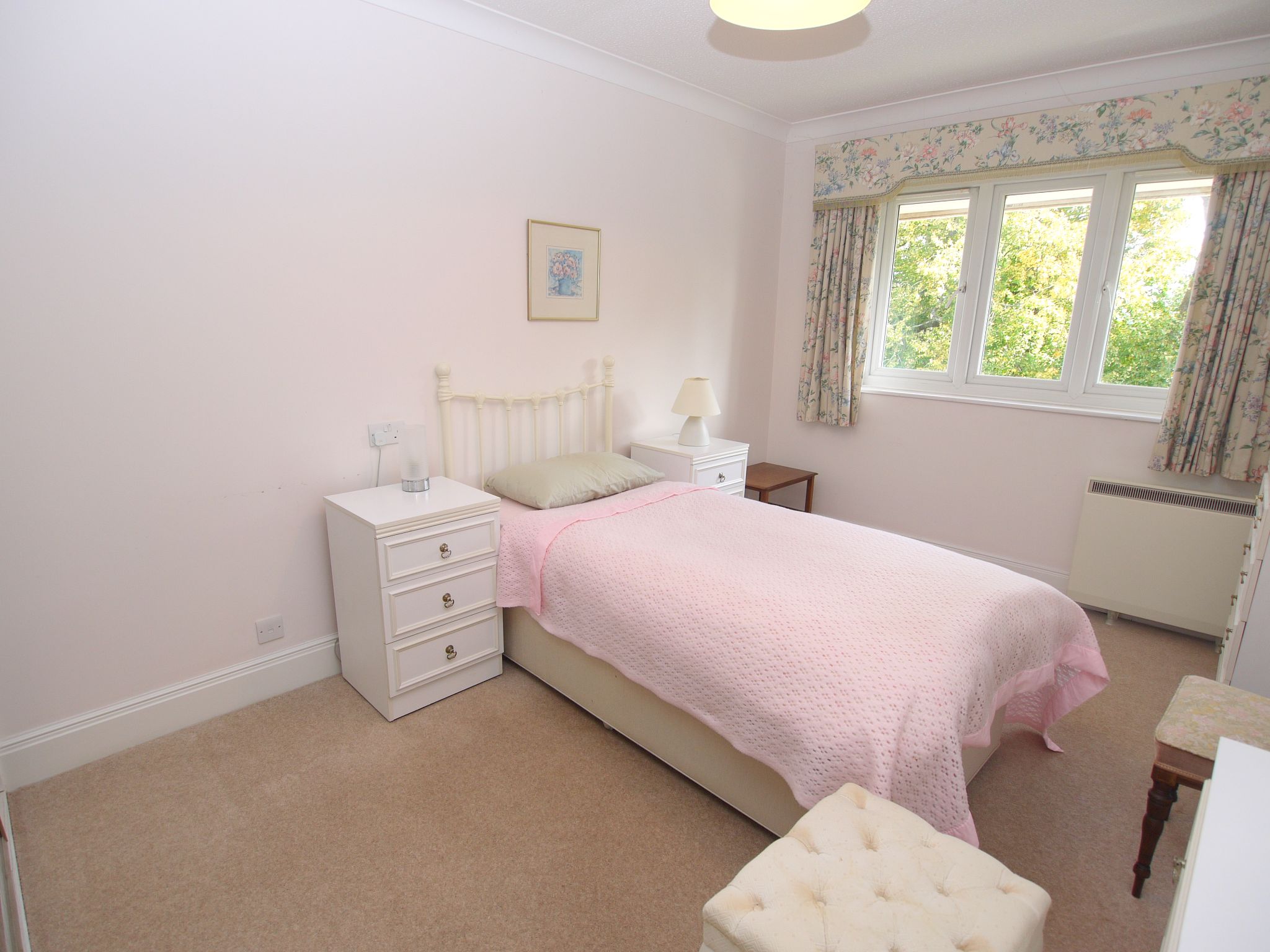 2 bedroom apartment For Sale in Sevenoaks - Photograph 6
