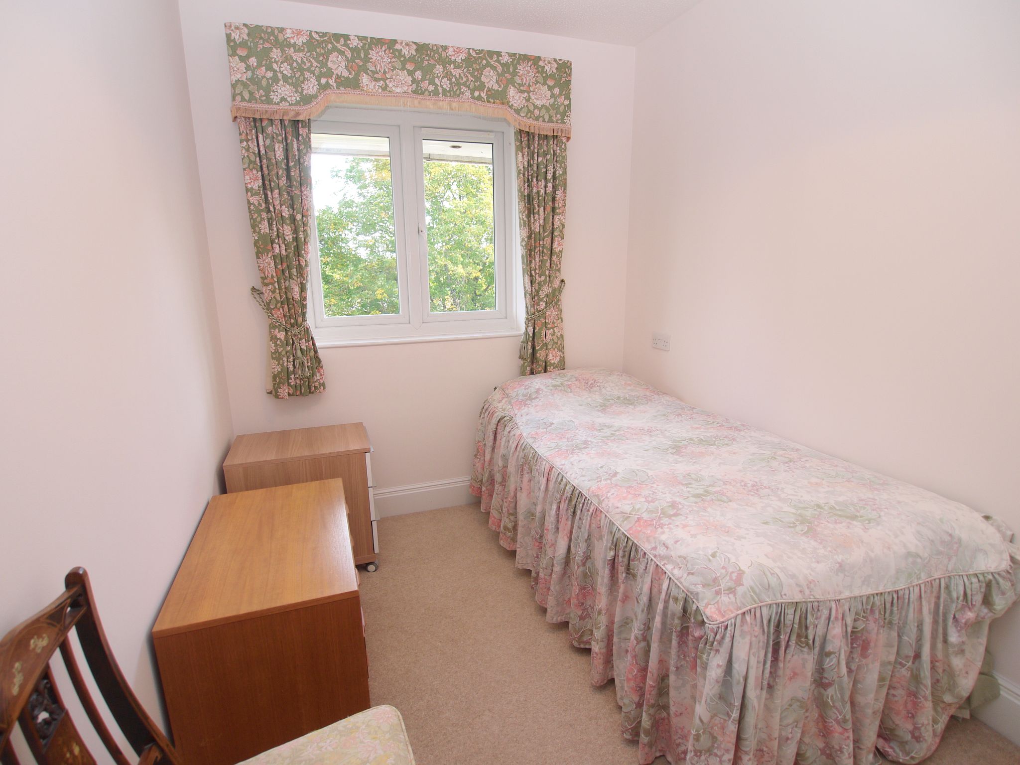 2 bedroom apartment For Sale in Sevenoaks - Photograph 7