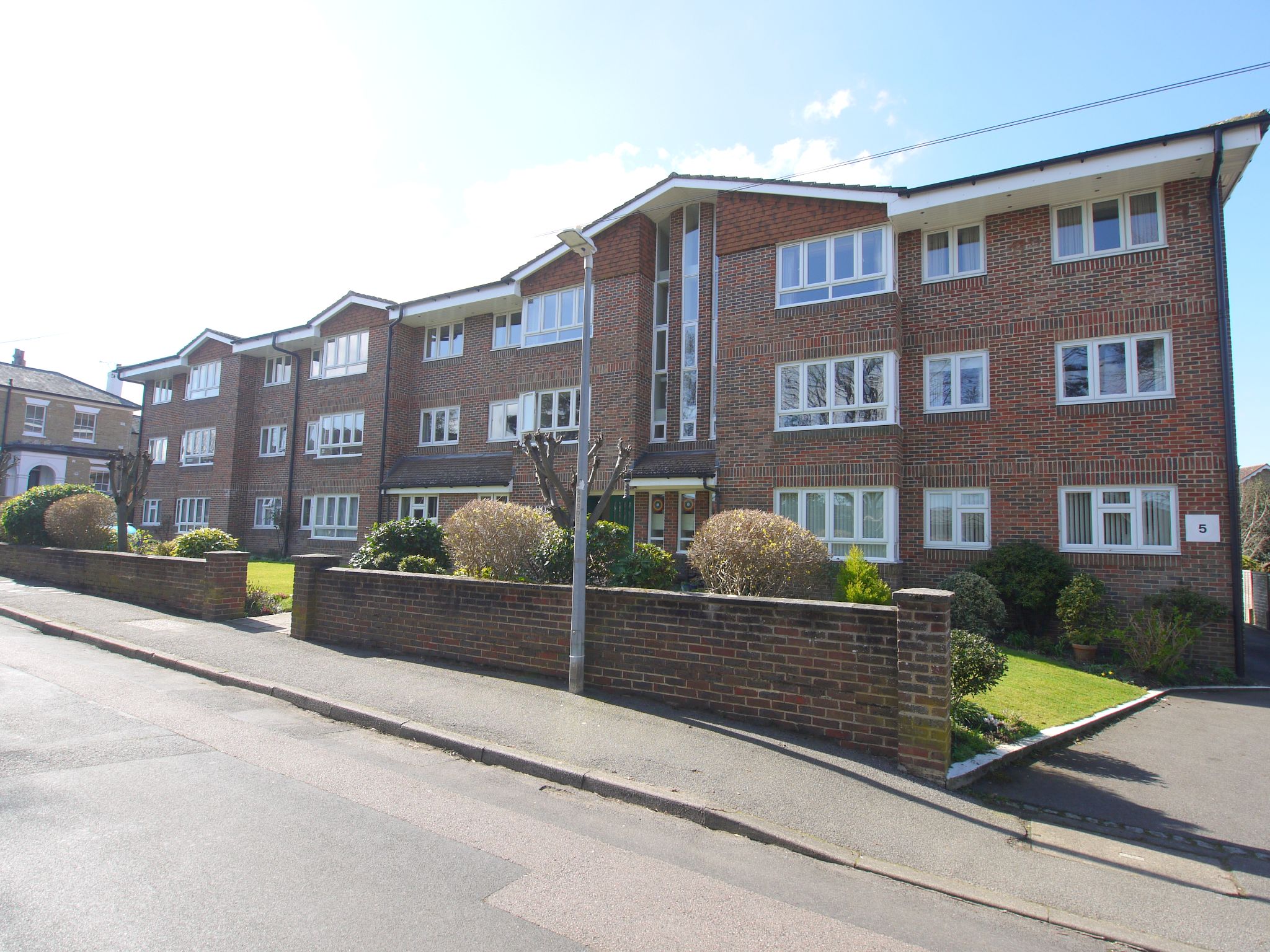 2 bedroom apartment For Sale in Sevenoaks - Property photograph