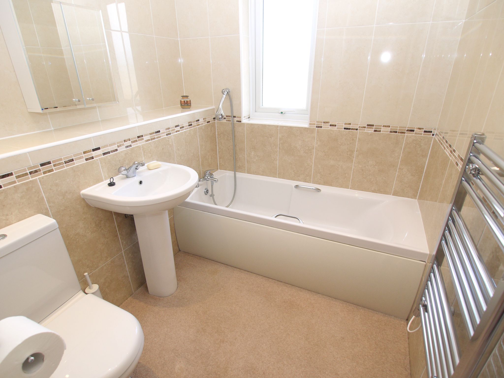 2 bedroom apartment For Sale in Sevenoaks - Photograph 5