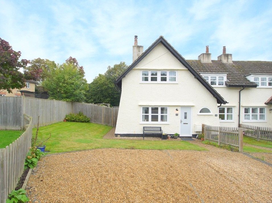 2 bedroom end terraced house For Sale in Tonbridge - Photograph 2
