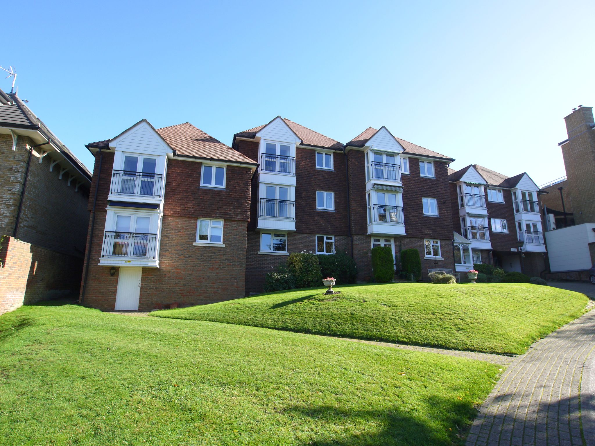 2 bedroom apartment For Sale in Sevenoaks - Photograph 1