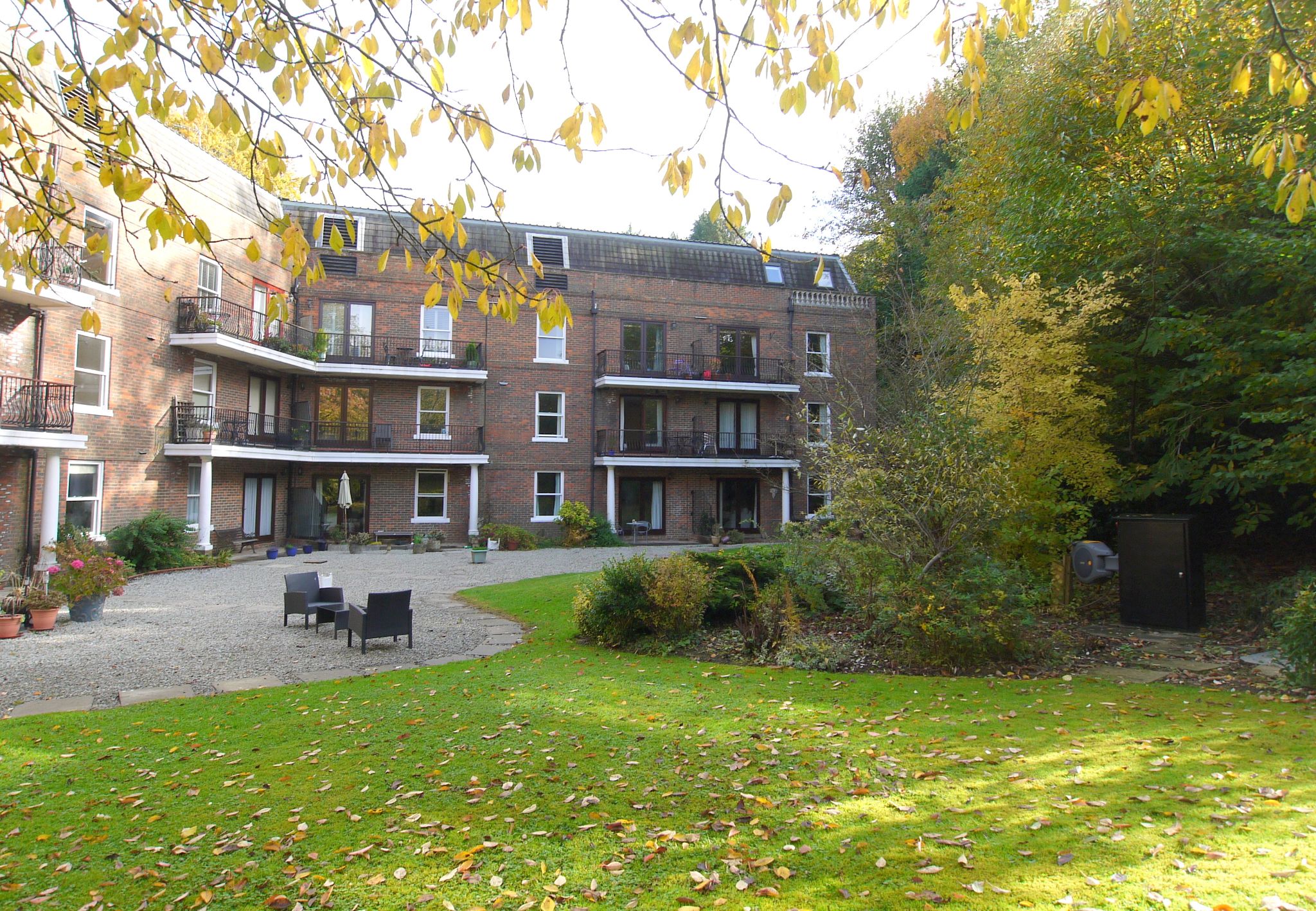 3 bedroom flat For Sale in Sevenoaks - Photograph 1