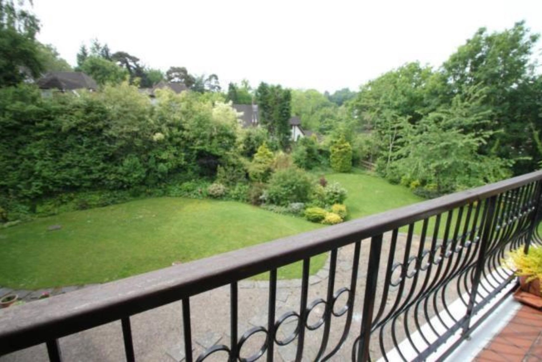 3 bedroom flat For Sale in Sevenoaks - Photograph 10