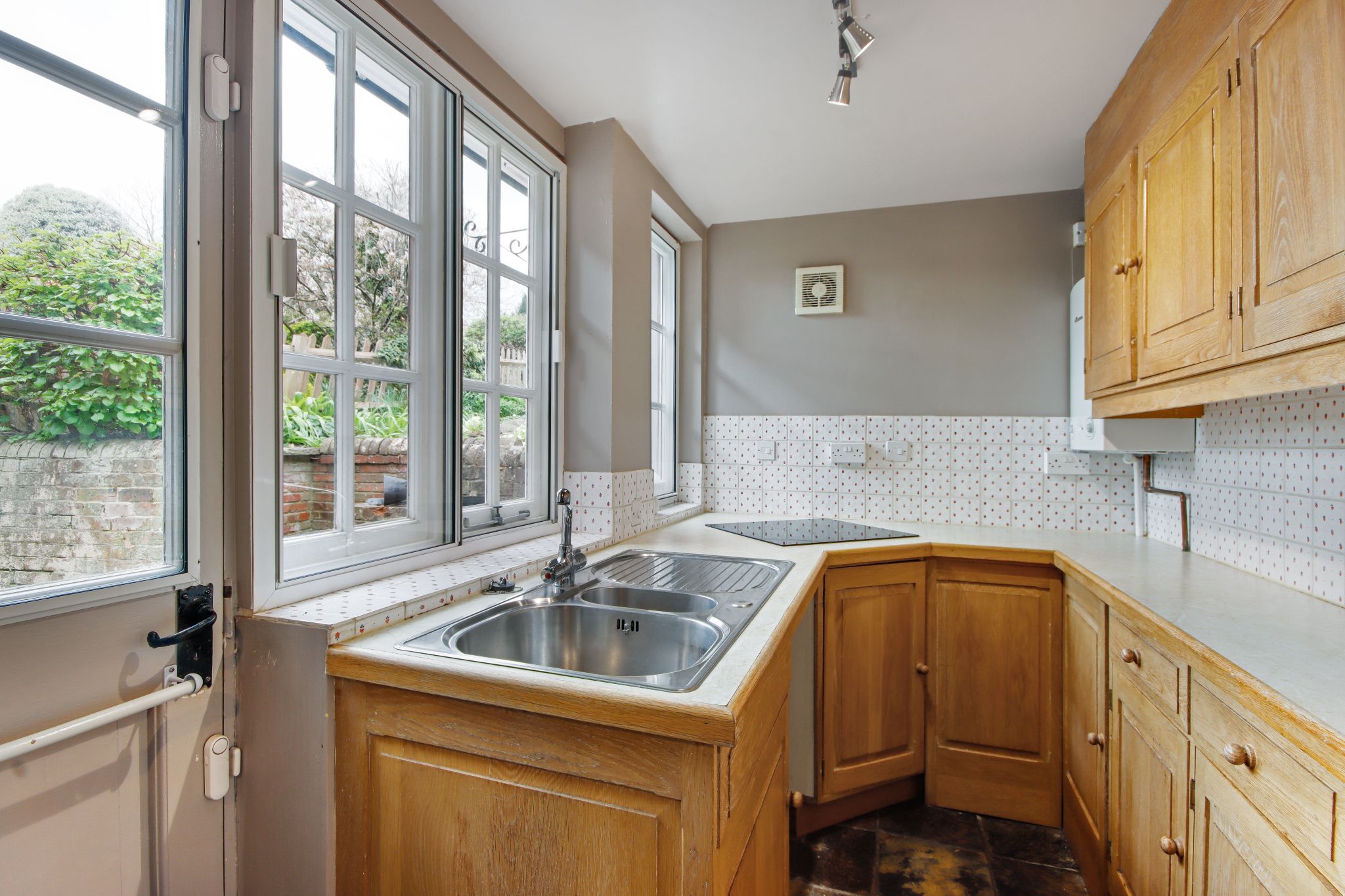 3 bedroom mid terraced house For Sale in Tonbridge - Photograph 6