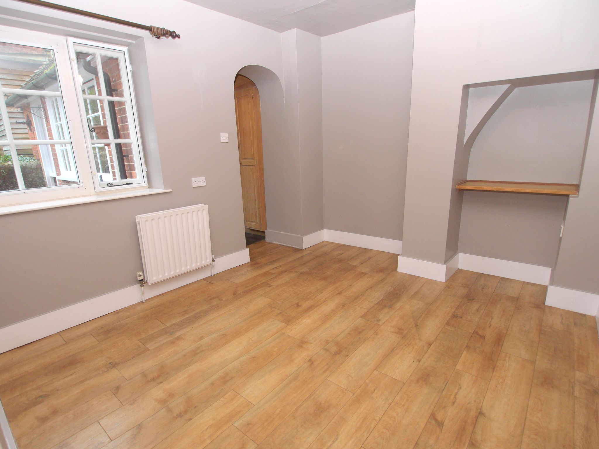 3 bedroom mid terraced house For Sale in Tonbridge - Photograph 3