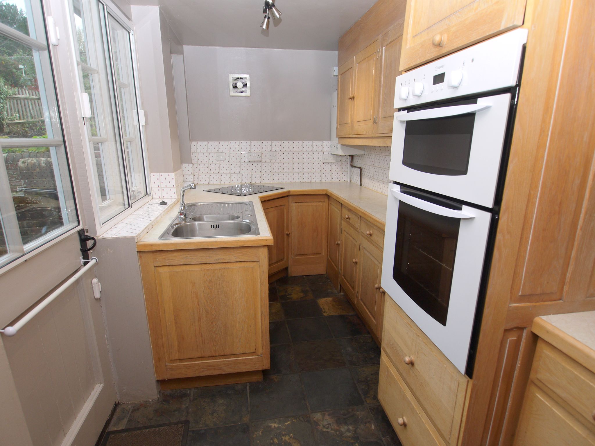 3 bedroom mid terraced house For Sale in Tonbridge - Photograph 4
