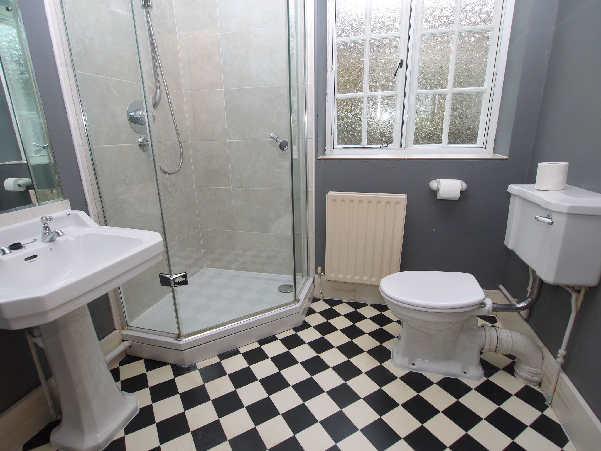 3 bedroom mid terraced house For Sale in Tonbridge - Photograph 2