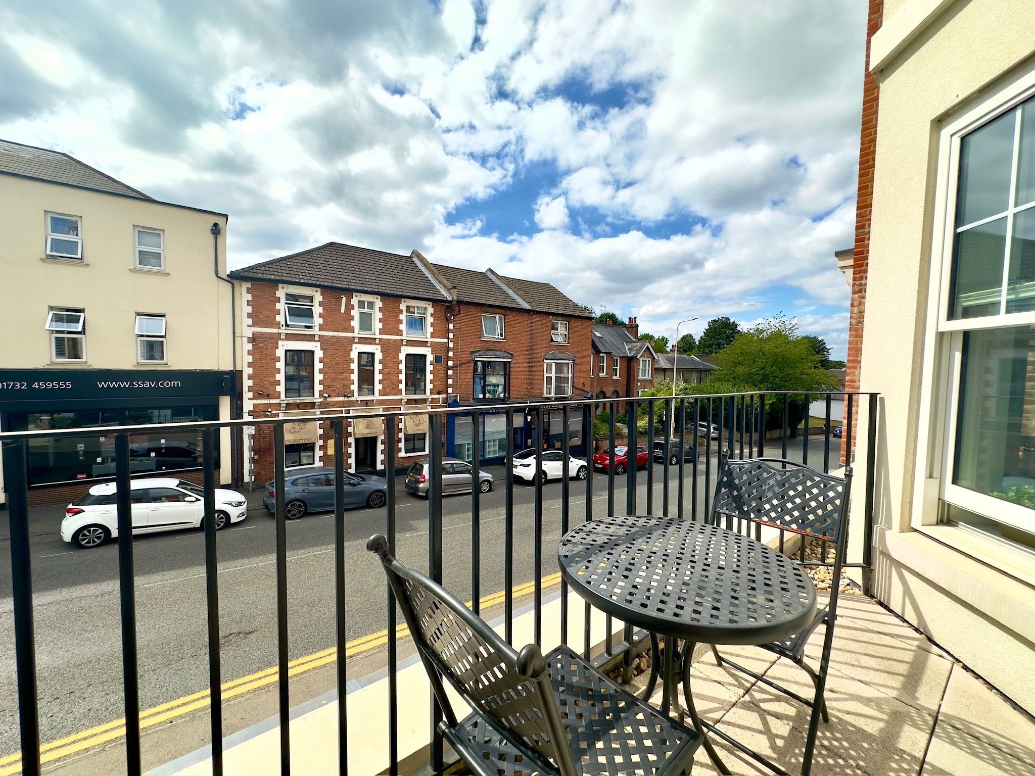 1 bedroom apartment For Sale in Sevenoaks - Photograph 2