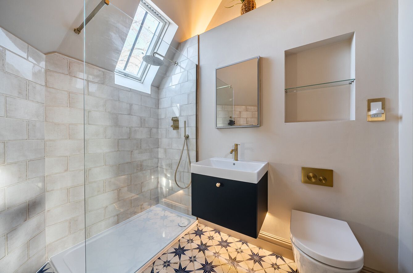 4 bedroom detached house For Sale in Leigh - Photograph 10