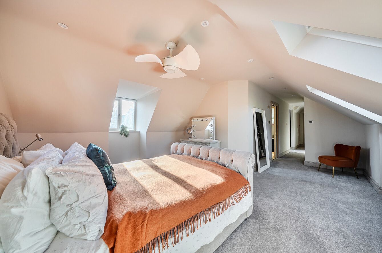 4 bedroom detached house For Sale in Leigh - Photograph 9