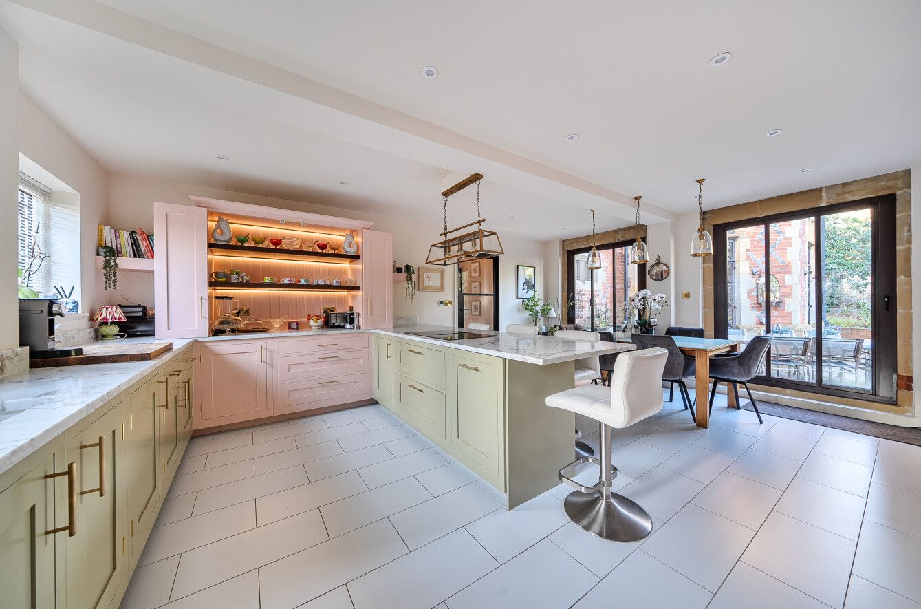 4 bedroom detached house For Sale in Leigh - Property photograph