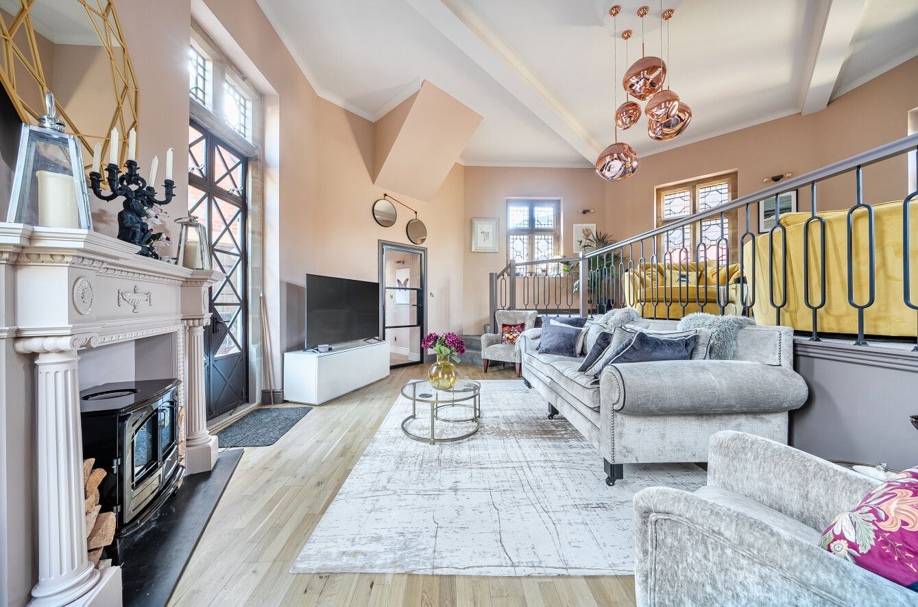 4 bedroom detached house For Sale in Leigh - Photograph 7