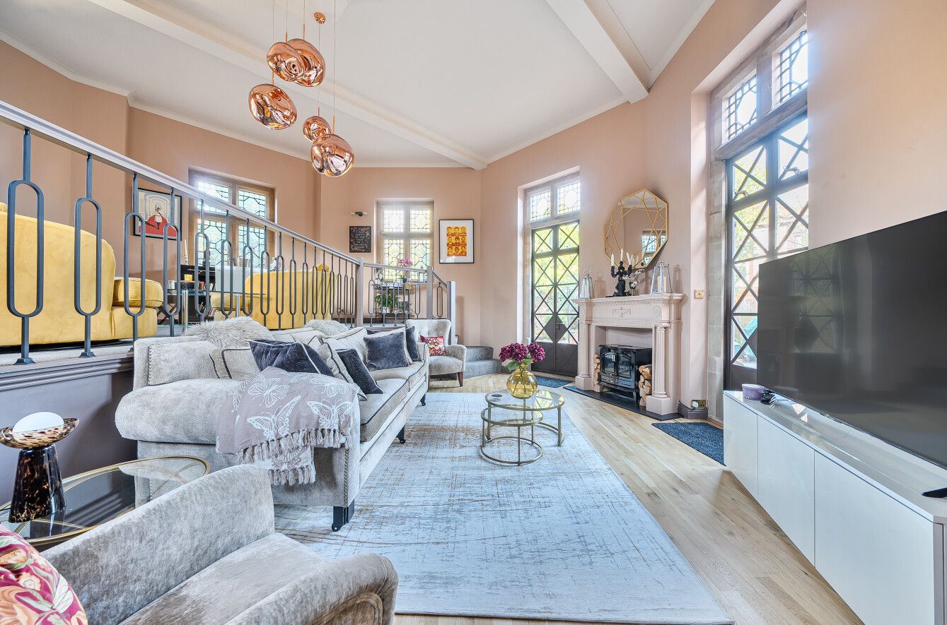 4 bedroom detached house For Sale in Leigh - Property photograph