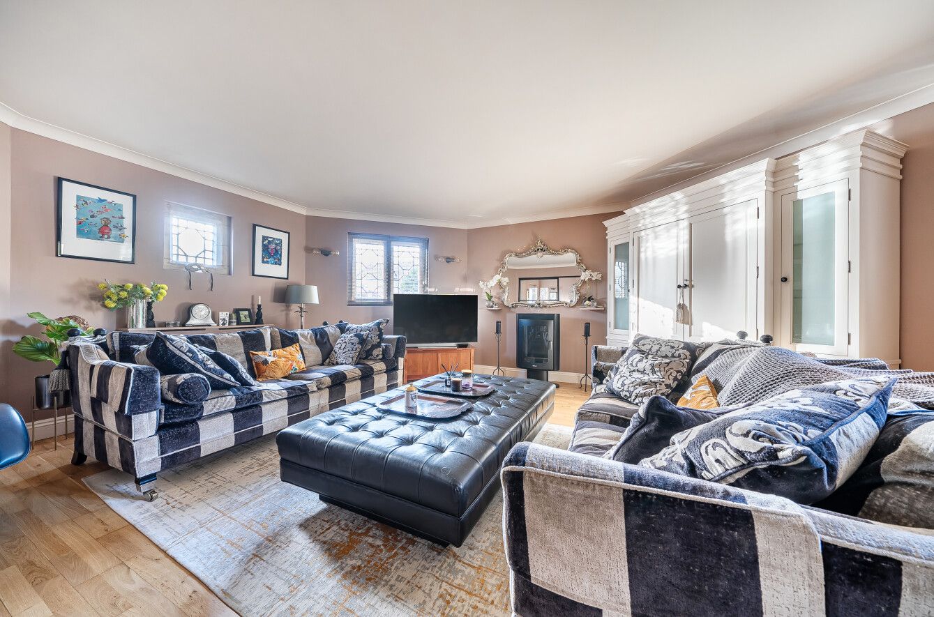 4 bedroom detached house For Sale in Leigh - Photograph 4