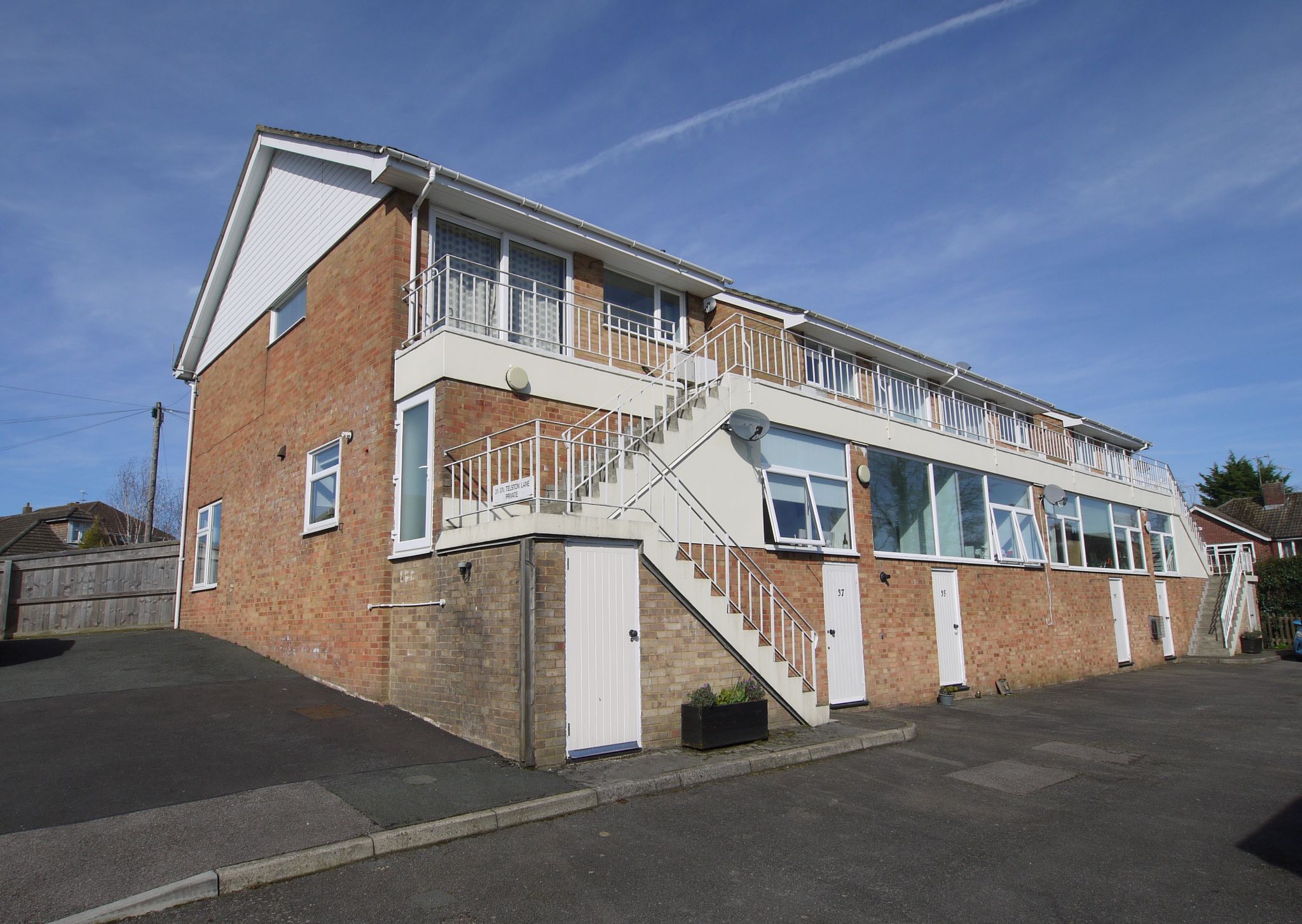 2 bedroom apartment For Sale in Sevenoaks - Property photograph