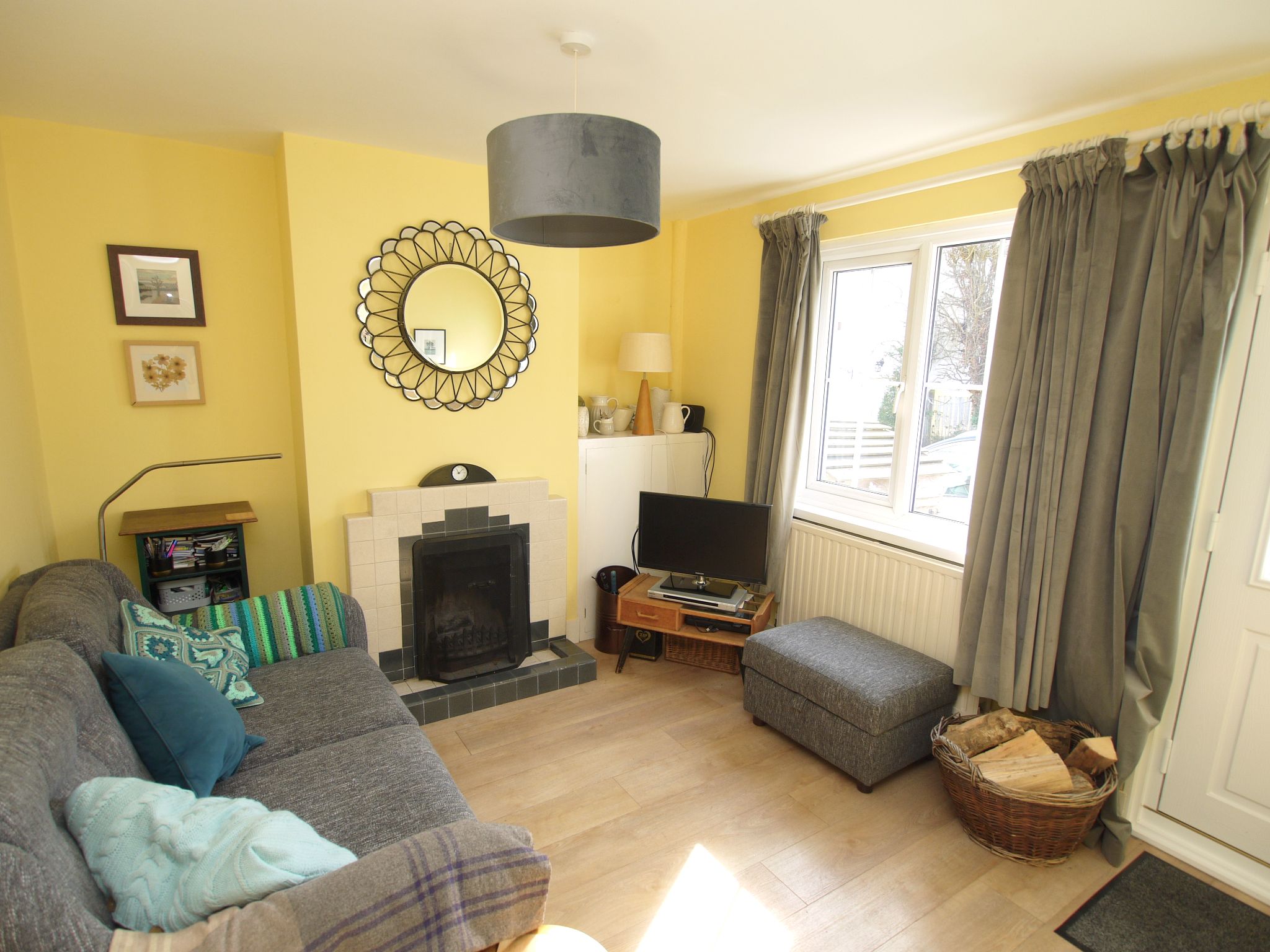 2 bedroom mid terraced house For Sale in Sevenoaks - Property photograph