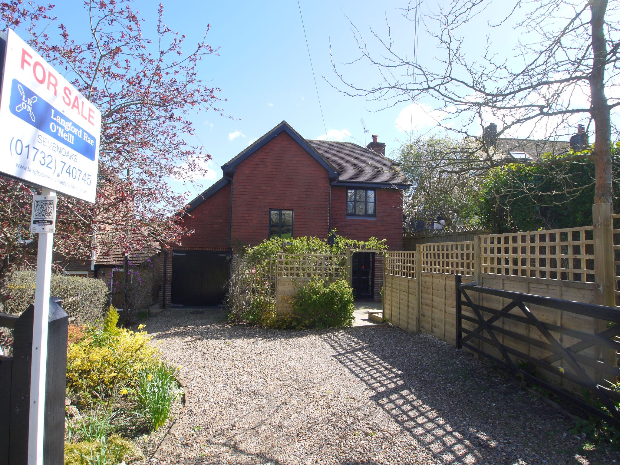 4 bedroom detached house For Sale in Sevenoaks - Photograph 1